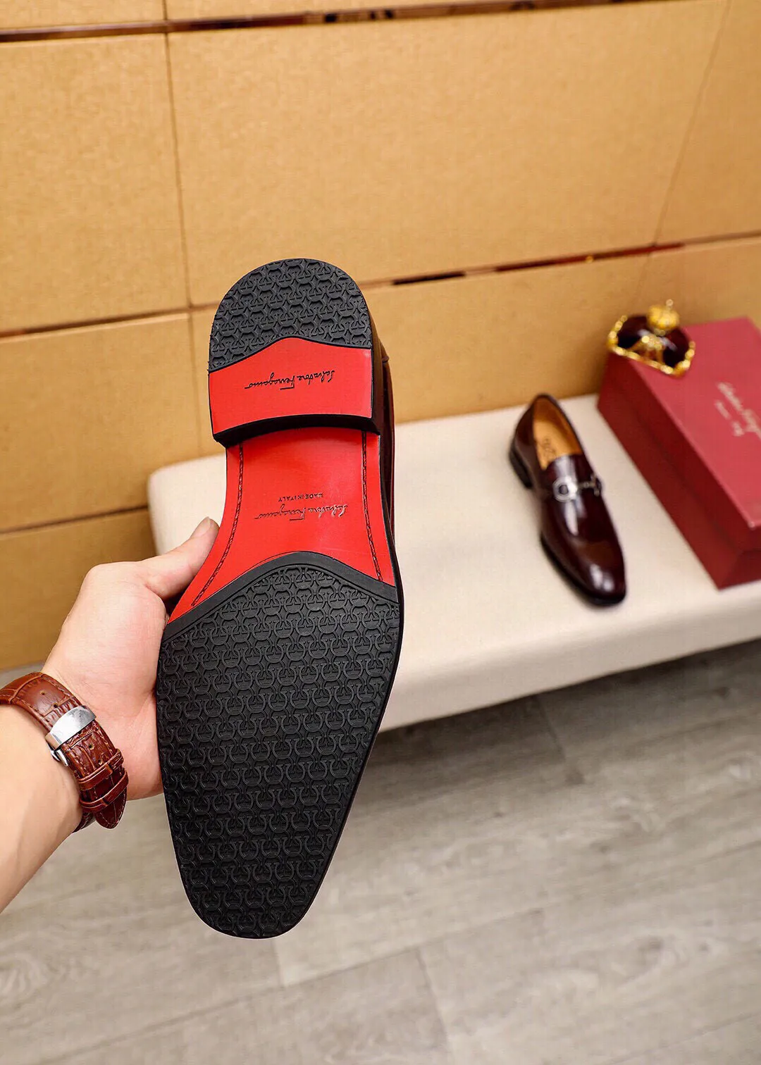 Men's shoes 💰460 💐 Product trademark: Ferragamo "Ferragamo" casual leather shoes Regular size: 38-44 (45🉑️customized) Product materials: Selected imported first-layer open-edge beaded cowhide upper + luxury hardware buckle, imported water-dyed cowhide leather lining. Strong three-dimensional visual effect, original outsole color: 2 colors available